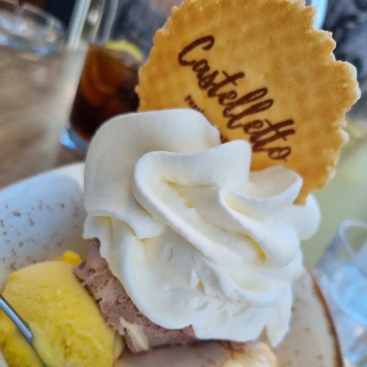 Gemischtes Eis Mit Sahne