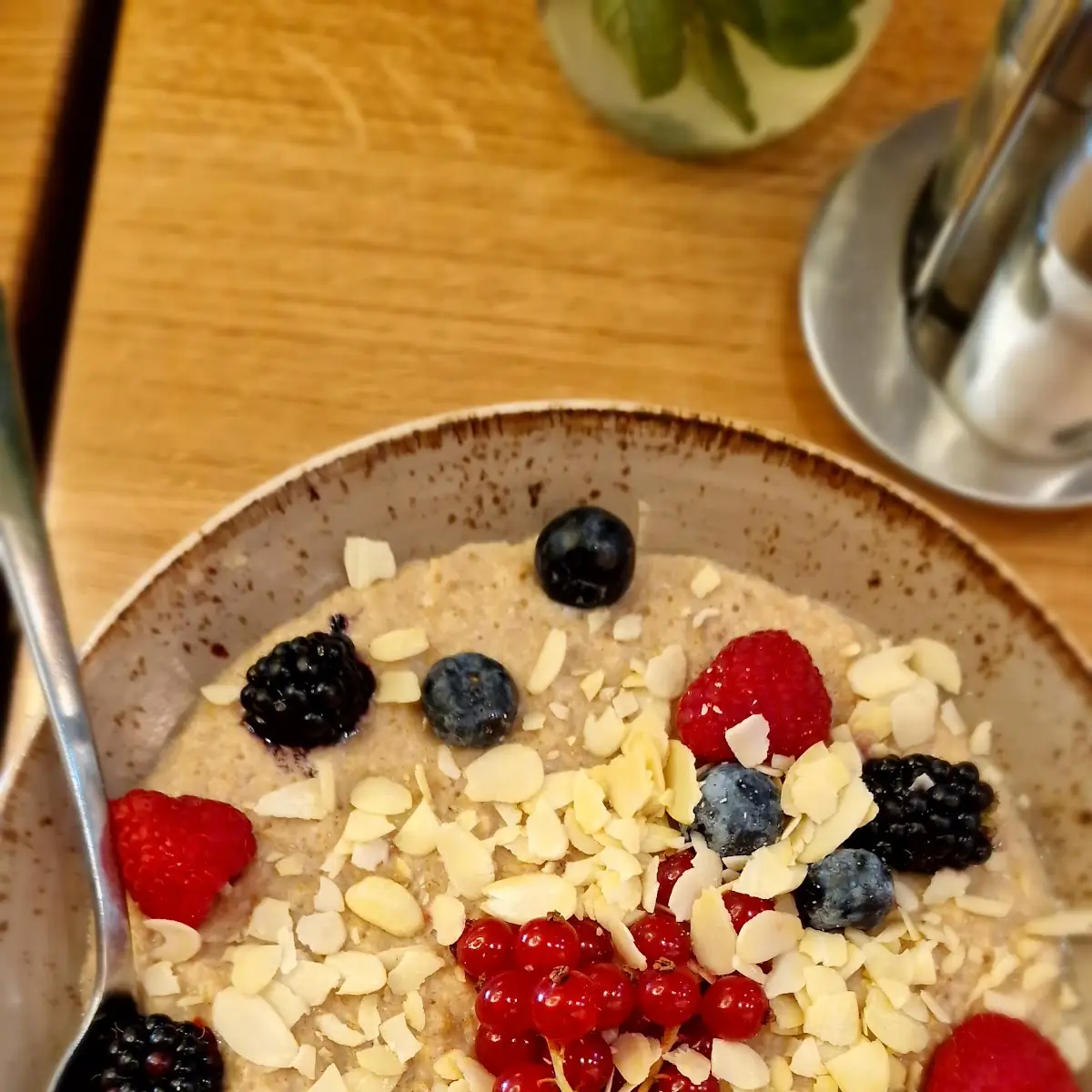 Porridge Mit Beeren Mandeln Zimt Honig