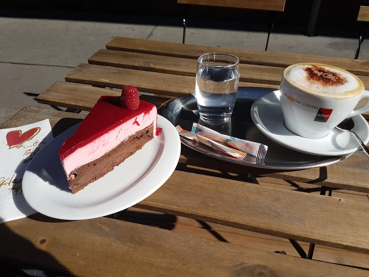 Himbeer Brownie Torte Und Cappucino Mit Milchschaum