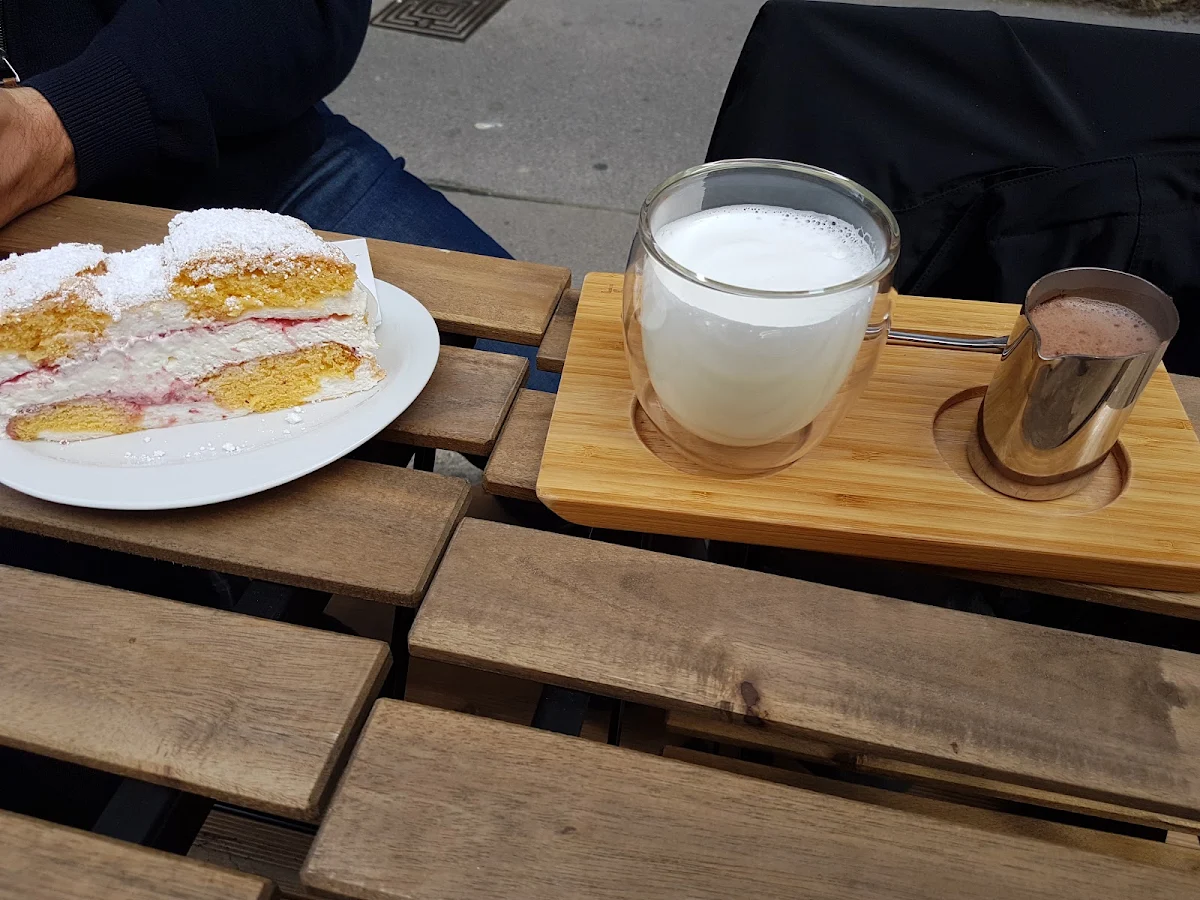 Kardinalschnitte Und Heiße Schokolade Mit Milchschaum