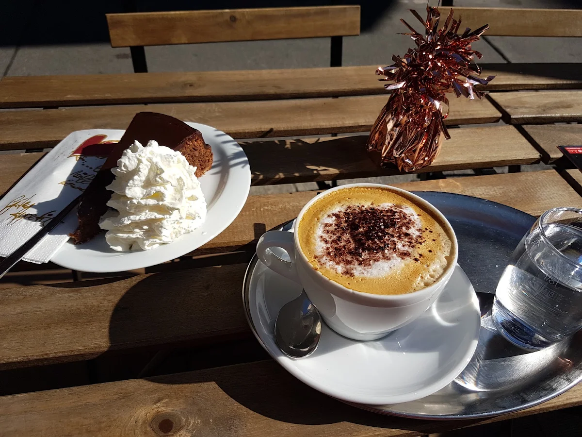 Sachertorte Und Cappucino Mit Milchschaum