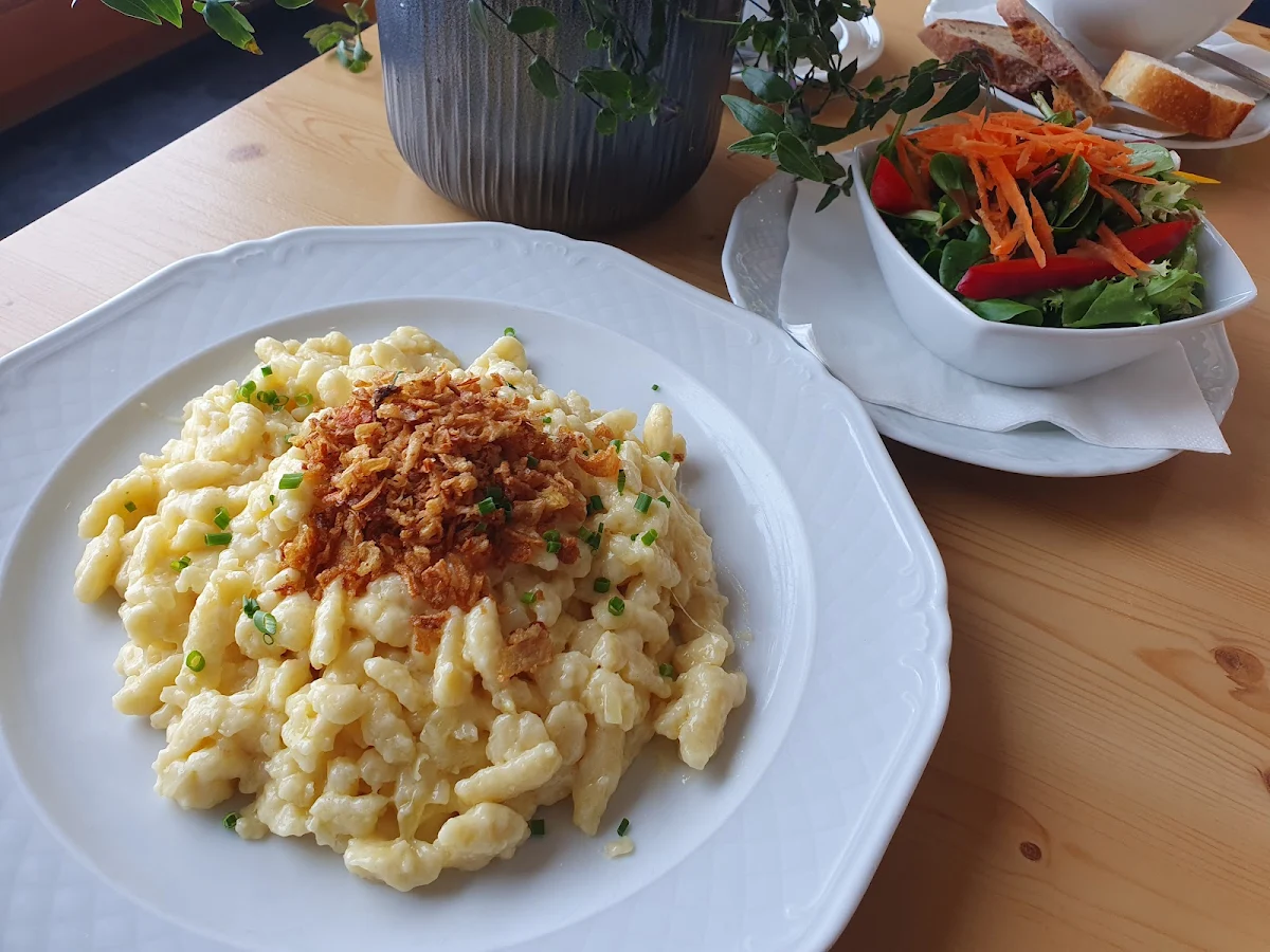 Leckere Käsespätzle Mit Salat