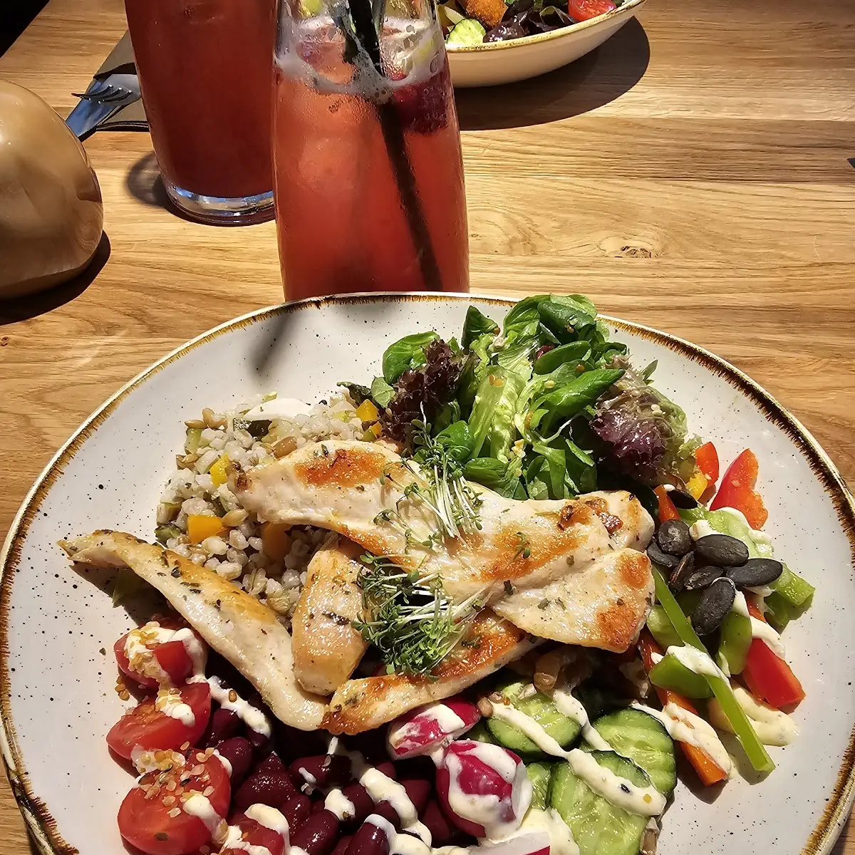 Knuspriger Hühnerstreifen Salat&Freilich Bowl