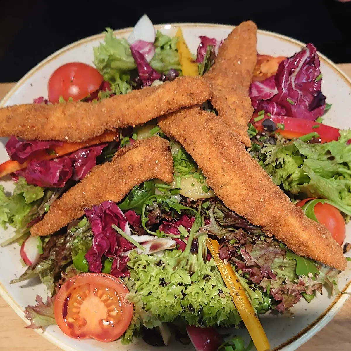 Knuspriger Hühnerstreifensalat