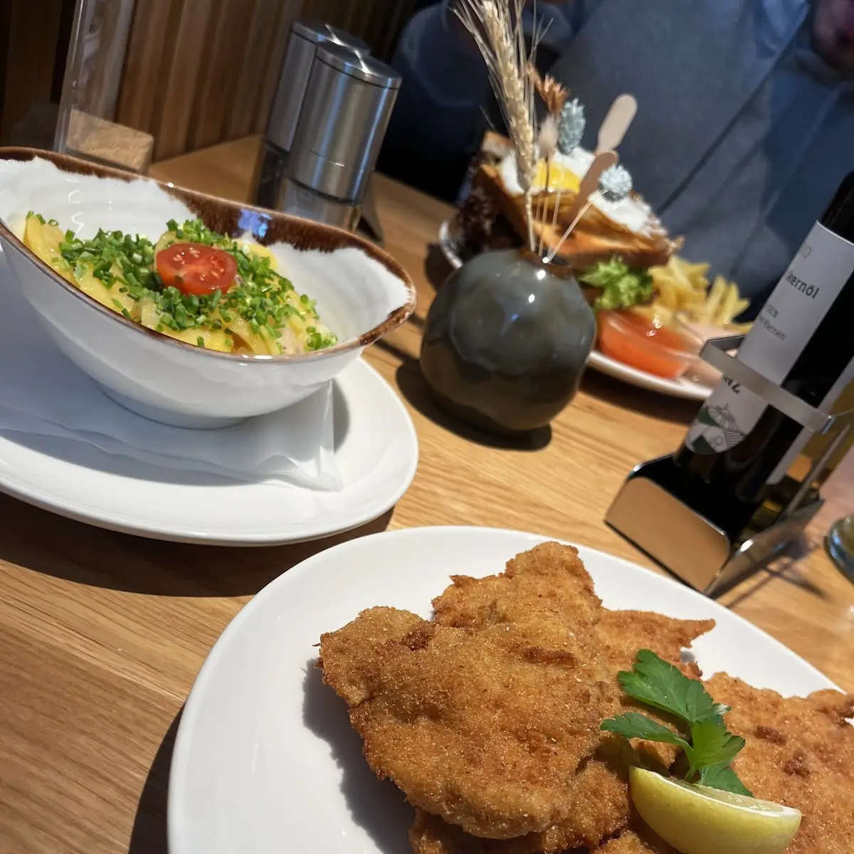 Schnitzel Vom Strohschwein Mit Kartoffelsalat
