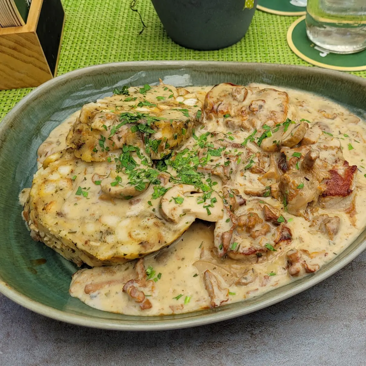 Eierschwammerlsauce Mit Serviettenknödeln Und Schweinsmedaillons
