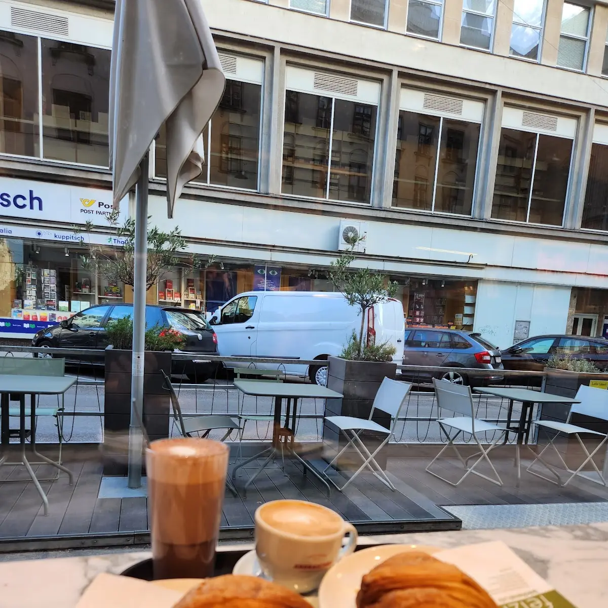 Capuchino Y Croissant de Mantequilla