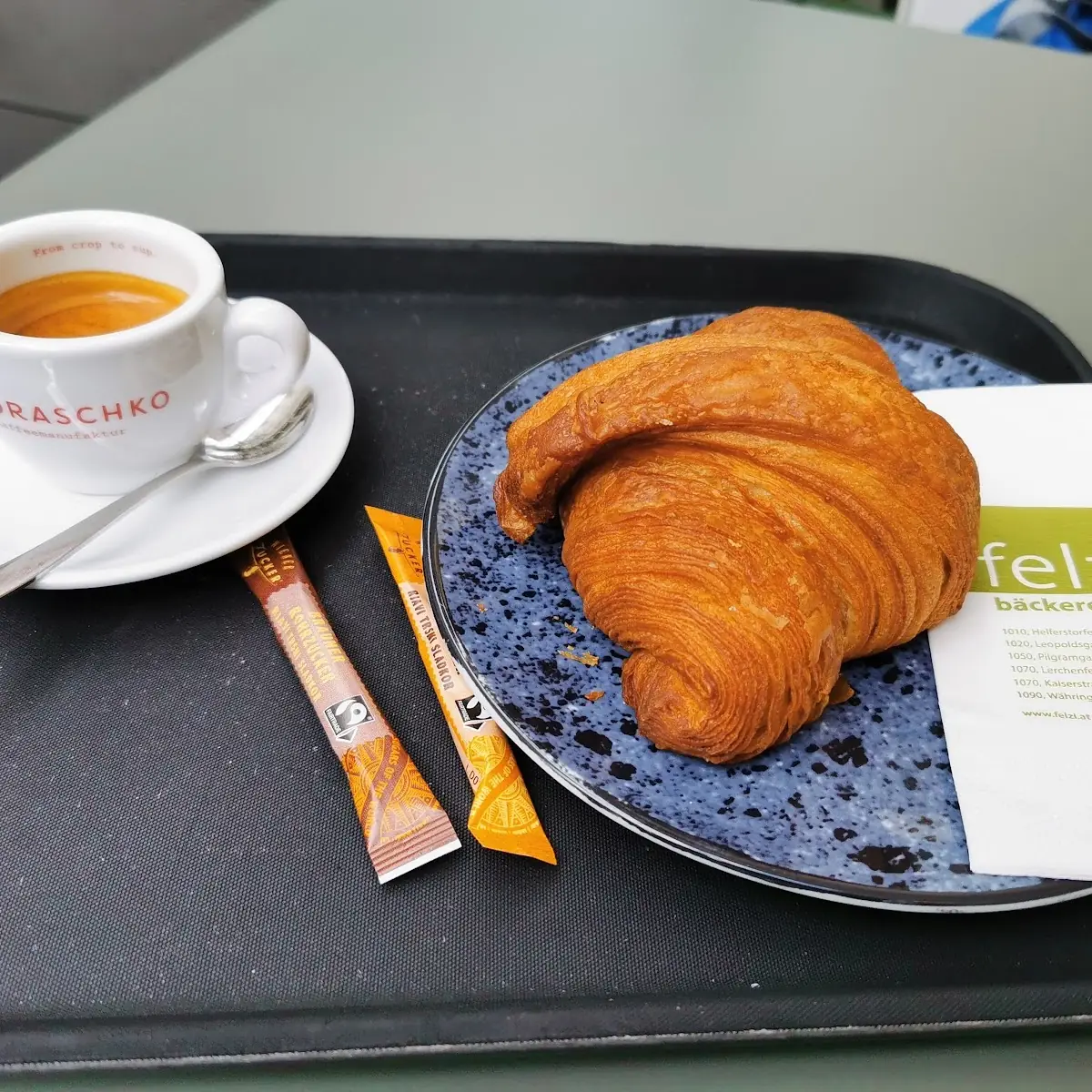 Kleiner Mokka Buttercroissant