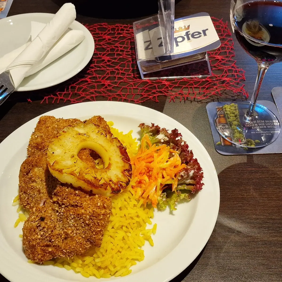 Schweinefilet In Haselnusspanade Auf Curryreis Mit Gegrillter Ananas