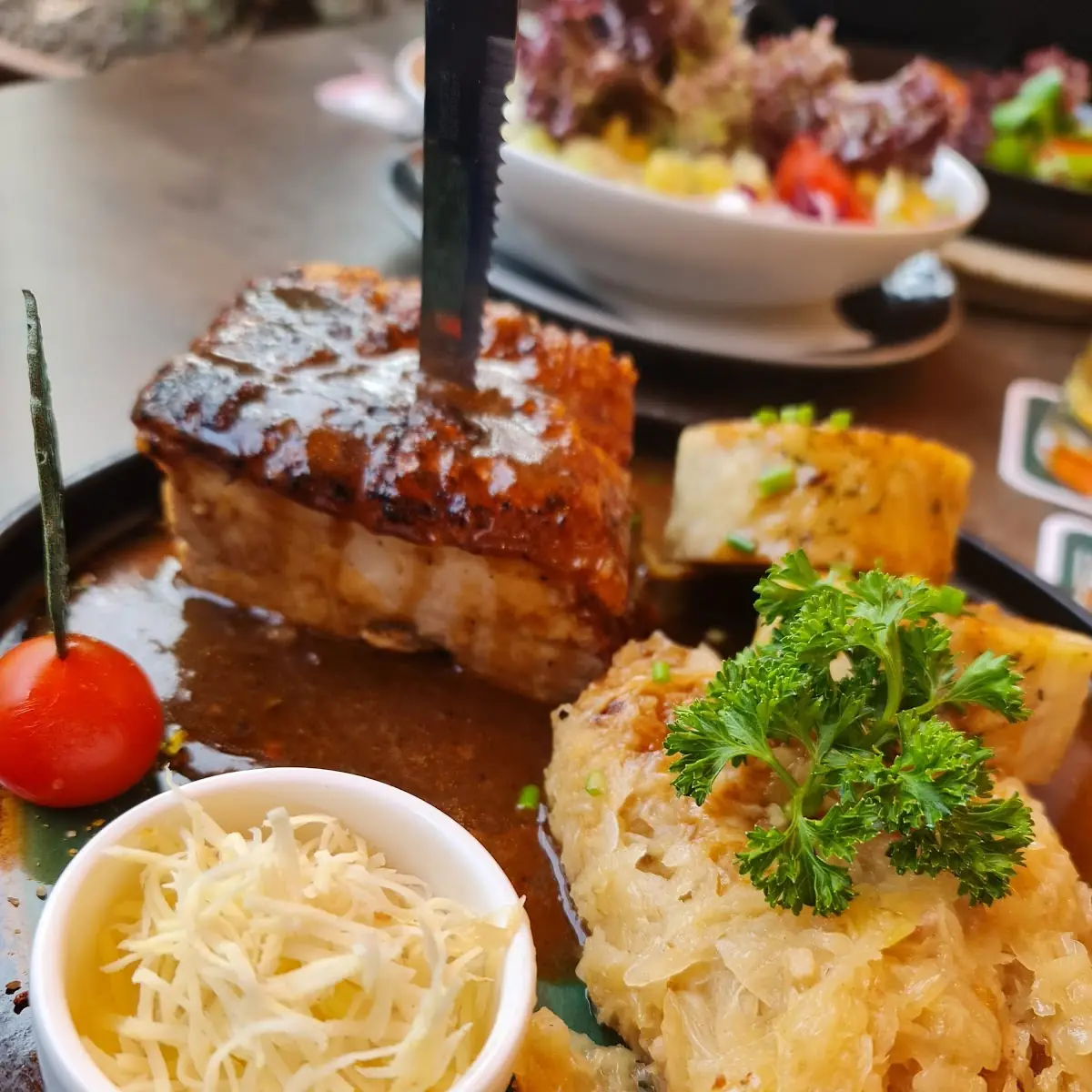 Krustenbraten Mit Serviettenknödel Und Sauerkraut