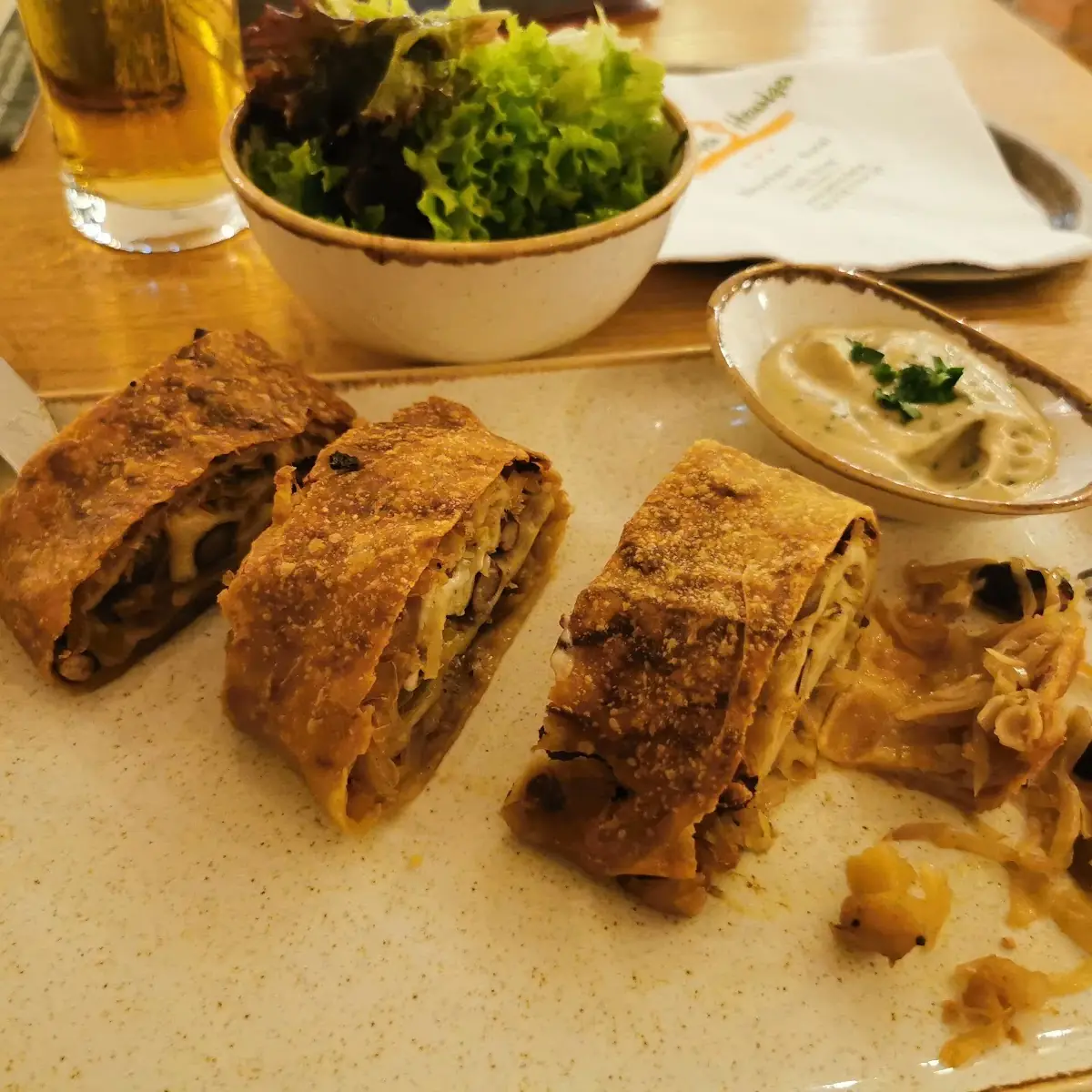 Birne Trifft Bohne An Mandelmus Strudel Mit Birnen Käferbohnen Kraut Und Grüner Salat