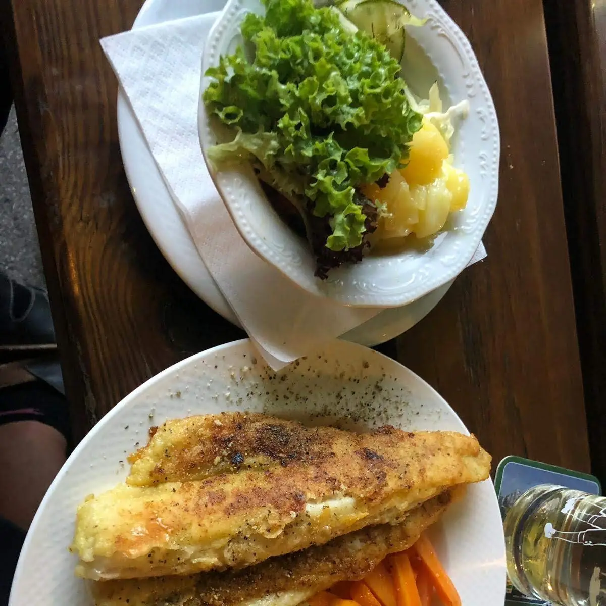 Zanderfilet Natur Mit Karotten Und Petersilienkartoffeln Und Salat