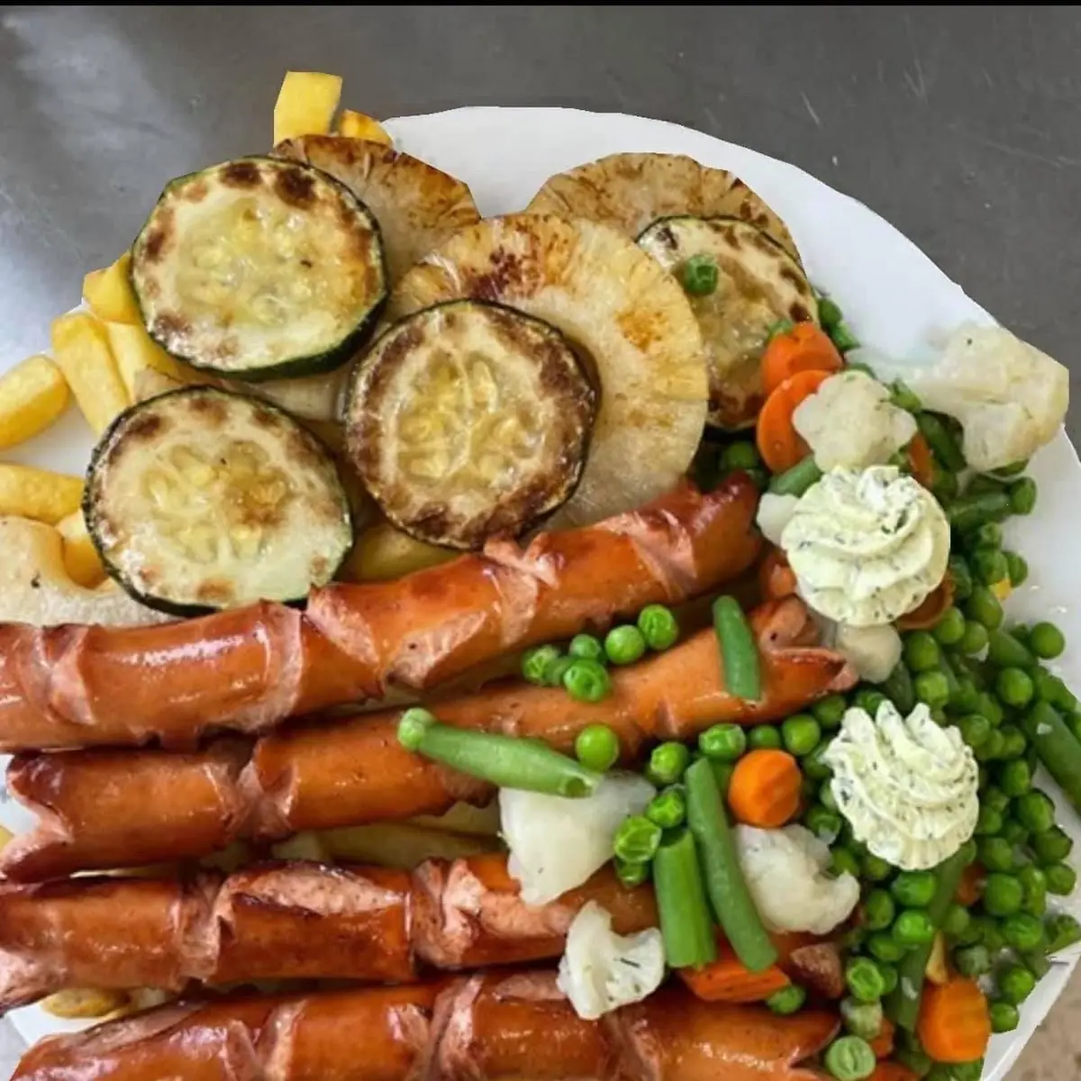 Grillwürstel Mit Pommes Frites Und Gemüse