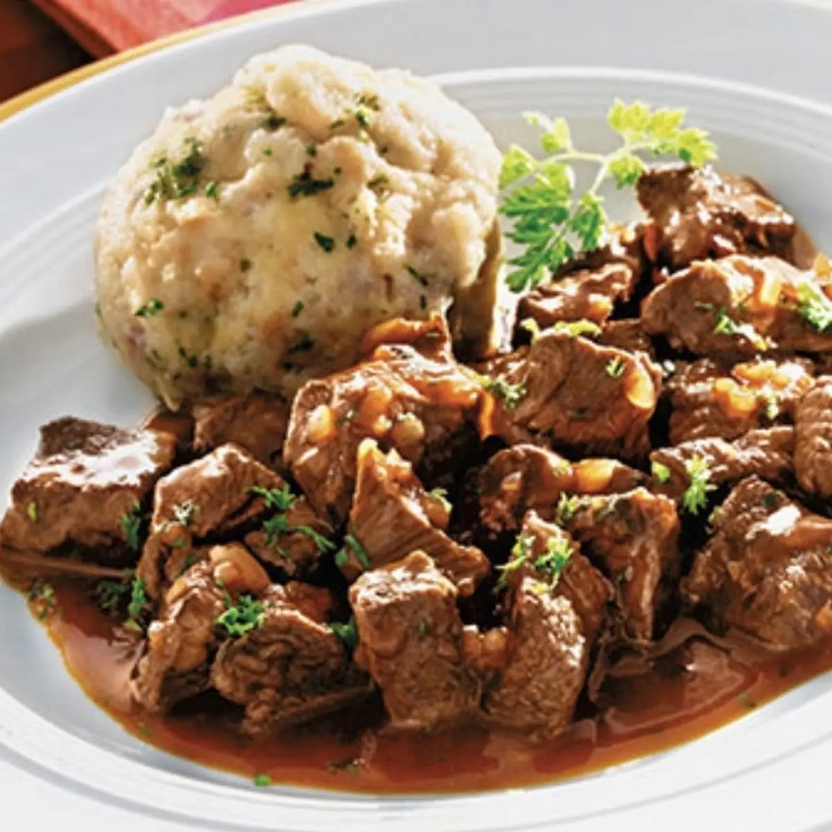 Rindgulasch Mit Semmelknödel