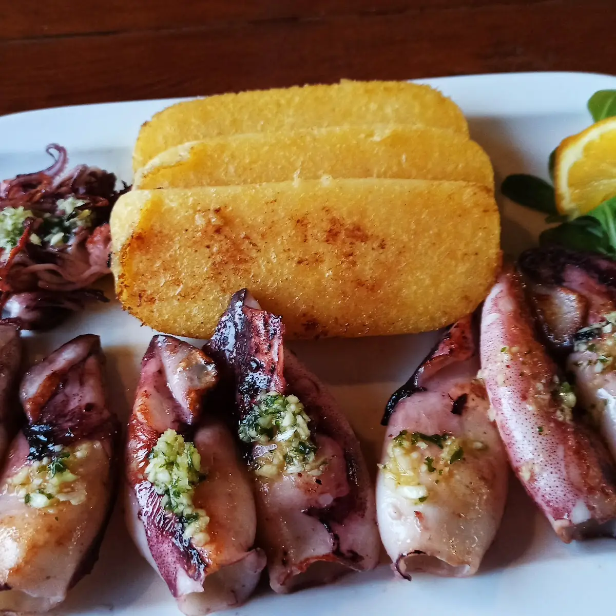 Calamari Mit Polenta Frita