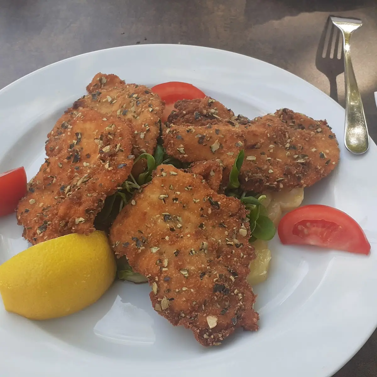 Gebackene Hühnerstreifen Auf Erdäpfelsalat