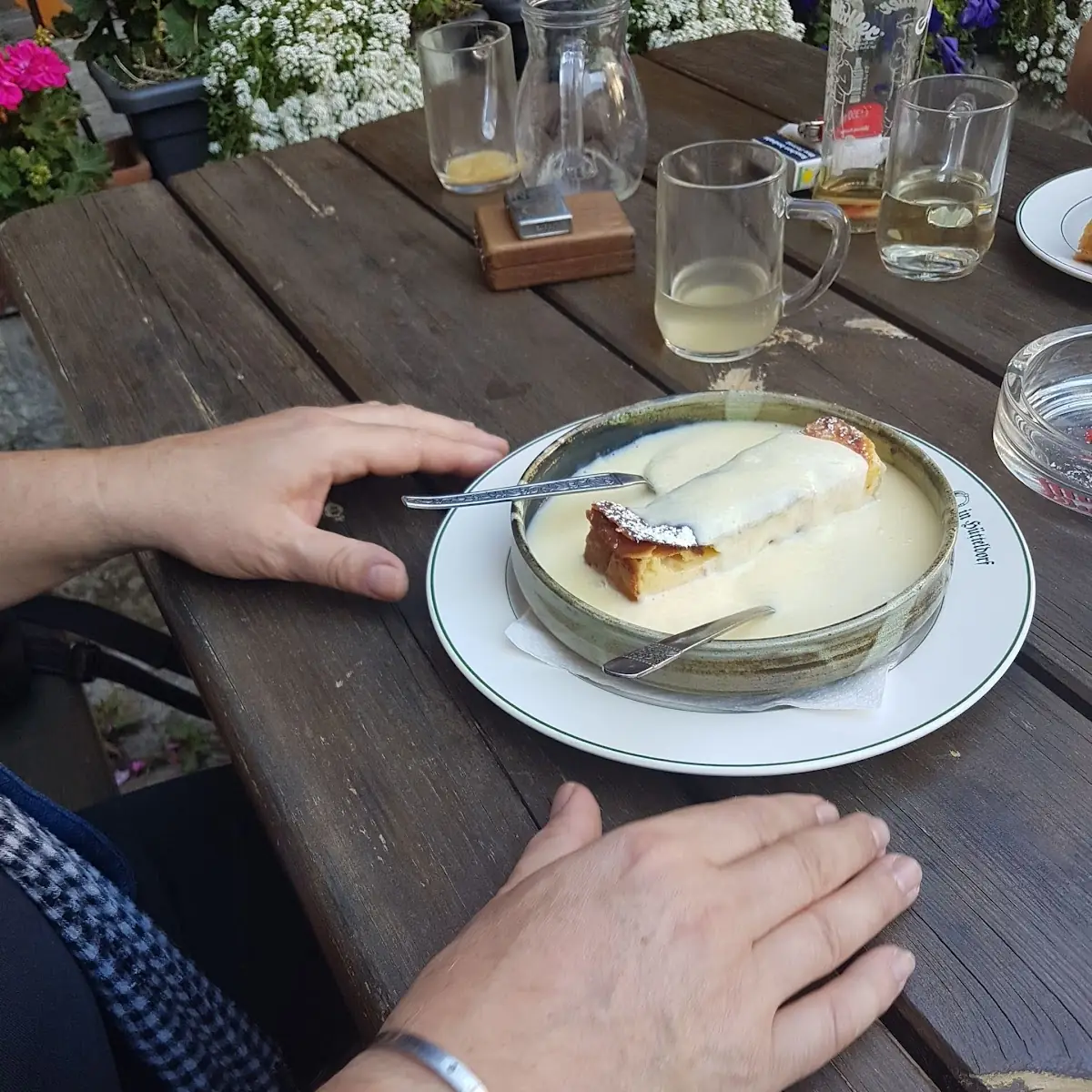 Topfenstrudel In Vaniliensouce