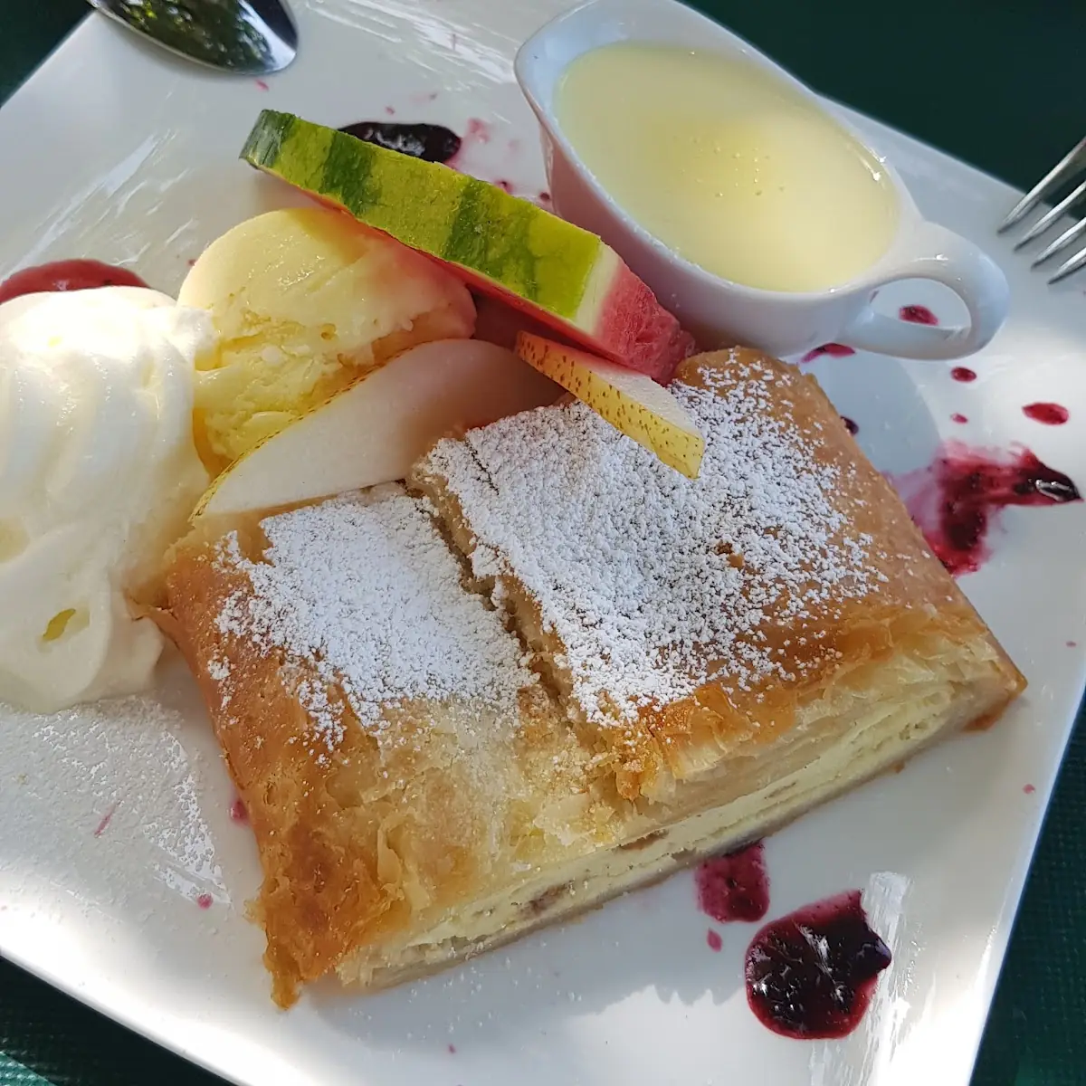Apfelstrudel Mit Vanillesauce, Restaurant Stiegl-Keller