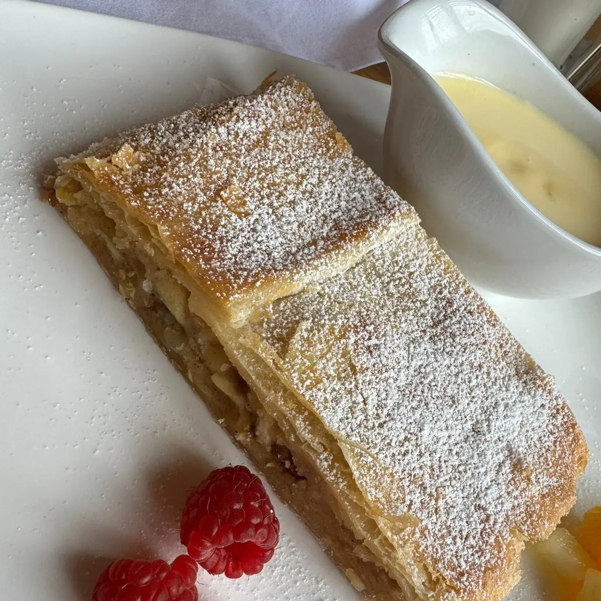 Apfelstrudel Mit Vanillesoße, Restaurant Stiegl-Keller