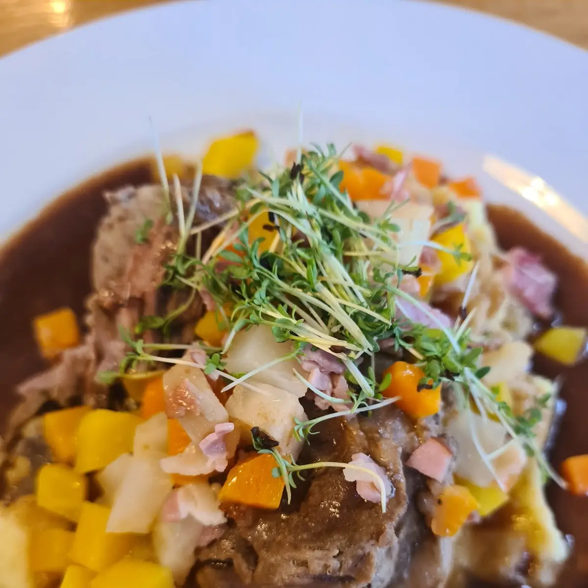 Krustenbraten Mit Semmelknödel Und Krautsalat, Restaurant Stiegl-Keller