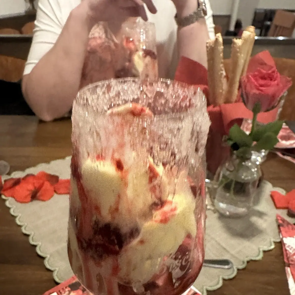 Vanilleeis Mit Heißen Himbeeren