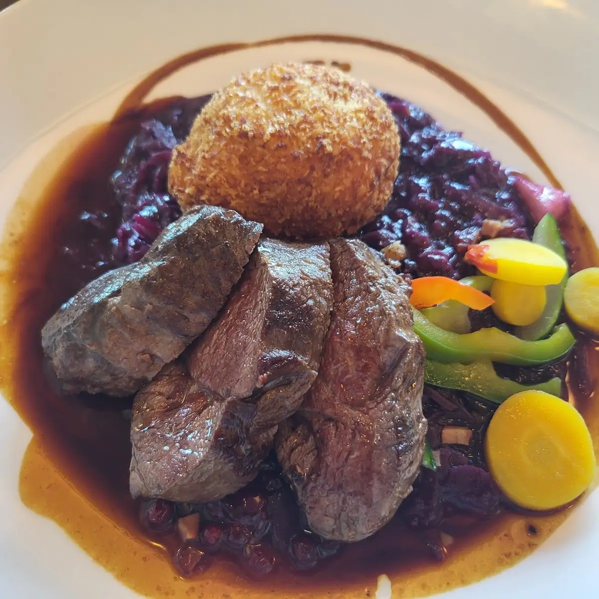 Hirschkalbsrücken Mit Blaukrat Und Kartoffelknödel