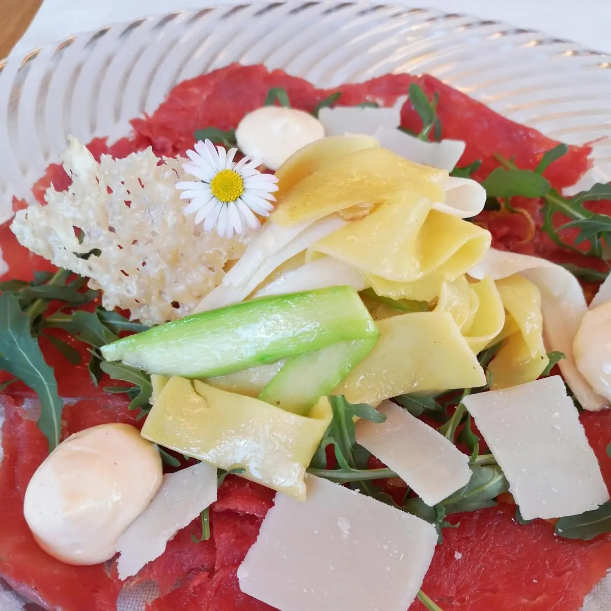 Carpaccio Vom Rind Mit Nudeln Und Spargeln
