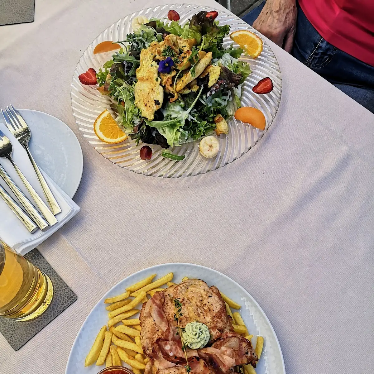 Karreesteak Mit Pommes Frites Und Beilagen