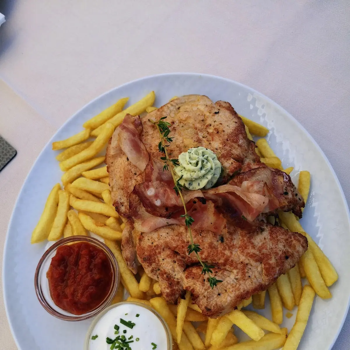 Schnitzel Vom Schwein Pommes Frites Kraeterbutter Saucen