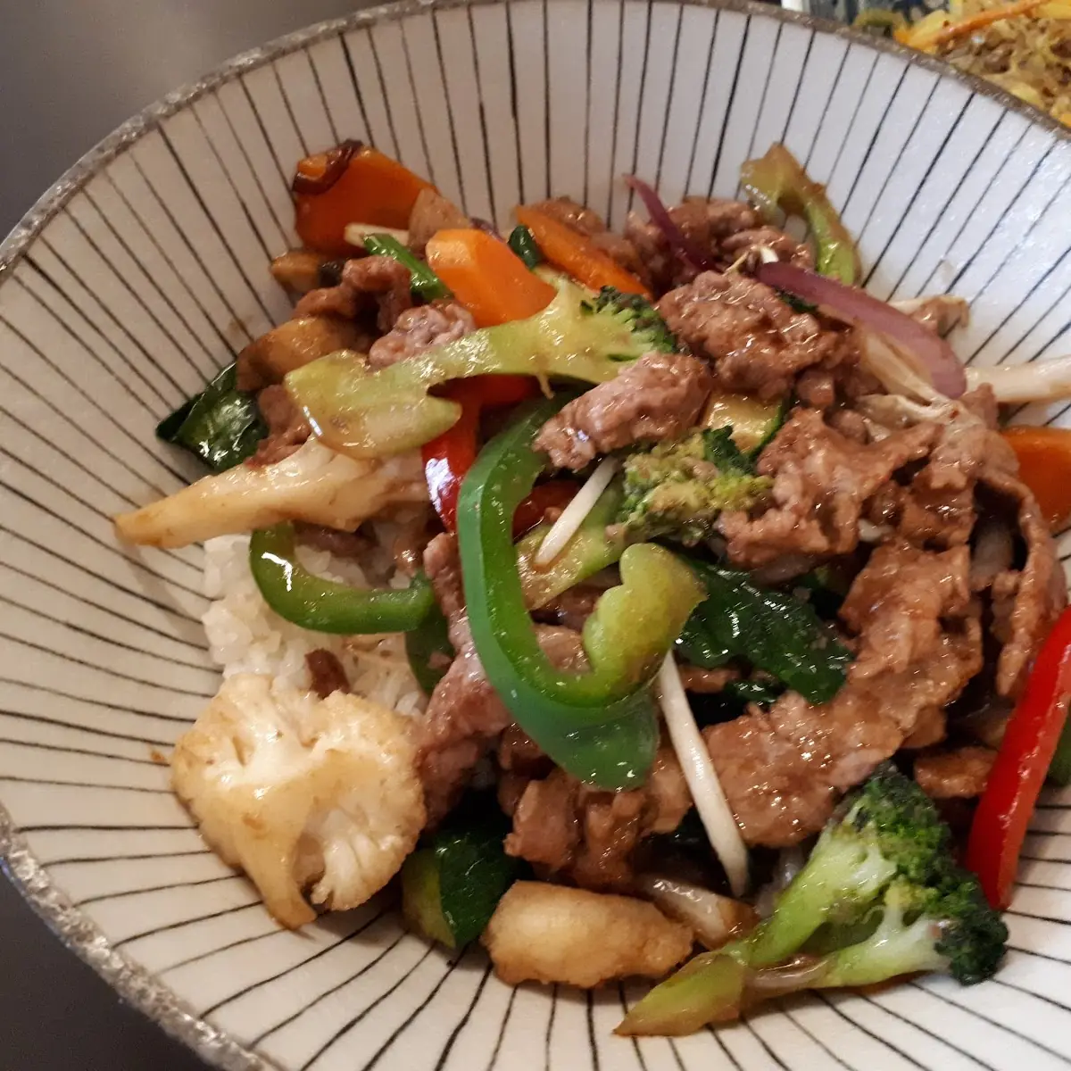 Wok Gemüse Rindnudeln