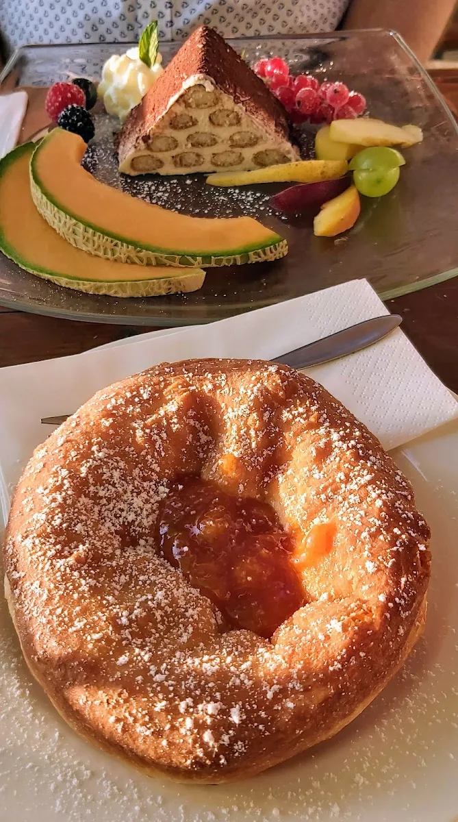 Bauernkrapfen Und Tiramisu Mit Frischen Früchten