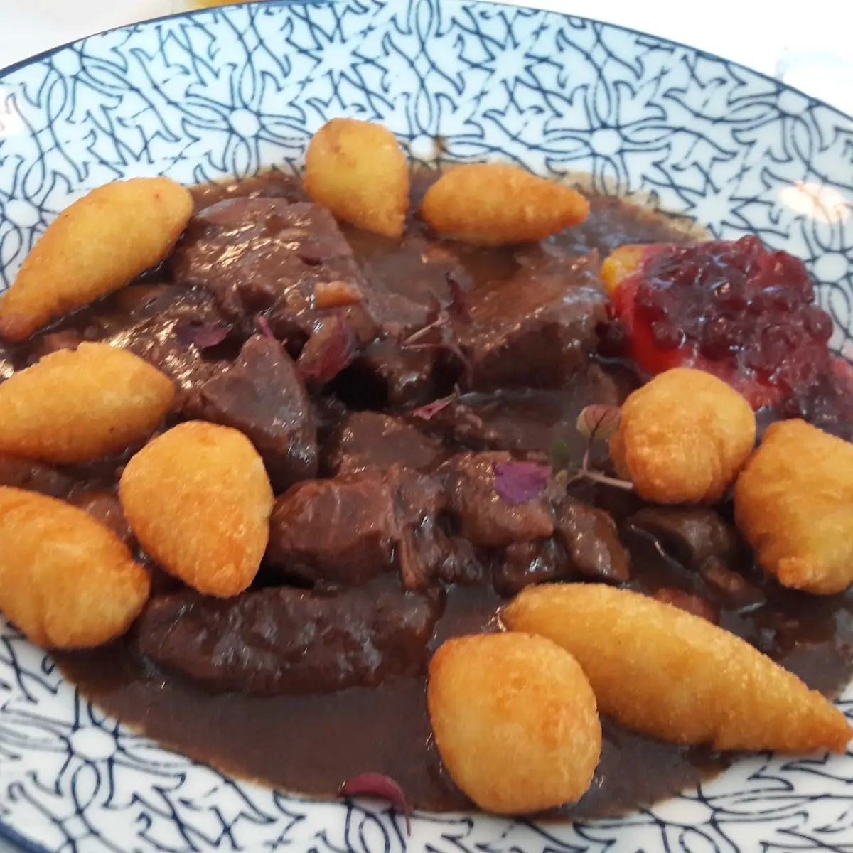 Hirschragout Mit Kroketten