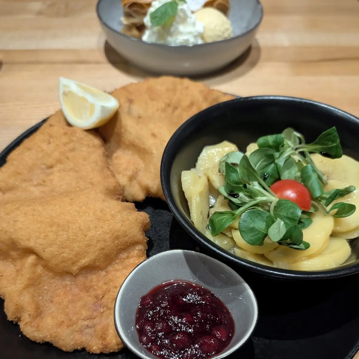 Wiener Schnitzel Vom Kalb Mit Preiselbeeren