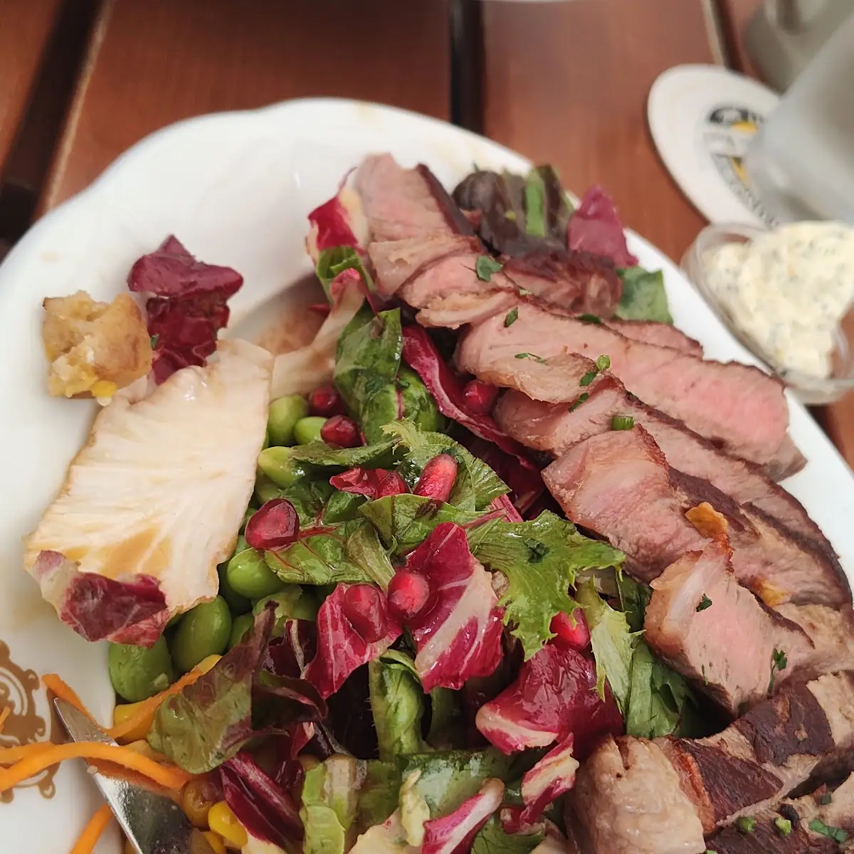Ryggbiff Med Sallad Av Granatäpple