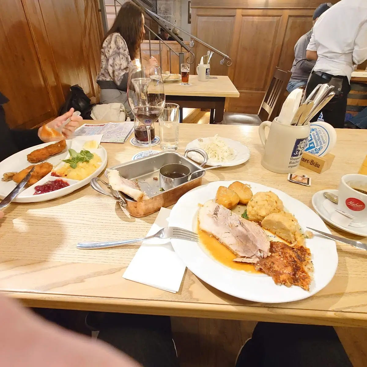 Schweinebraten Und Brathendlbrust