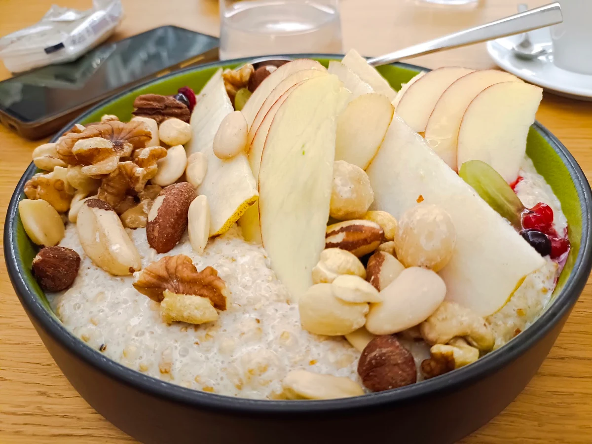 Porridge Mit Früchten Und Nüssen