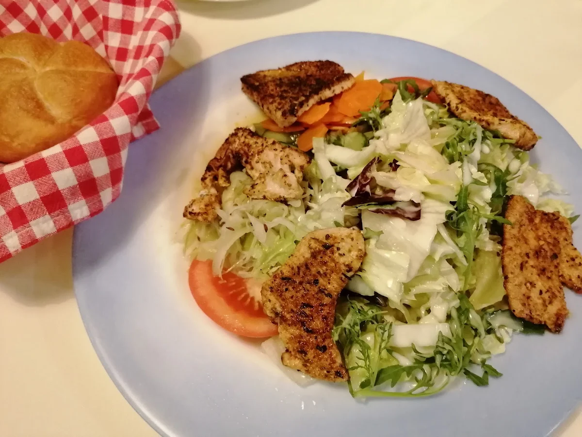 Bunter Salatteller Mit Gegrillten Putenstreifen
