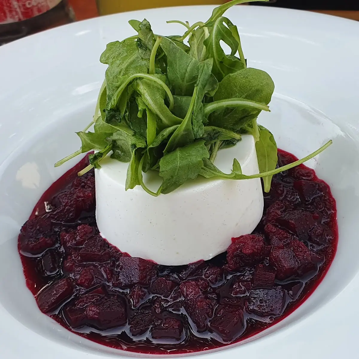 Kren-panna Cotta Auf Roten Rbenü
