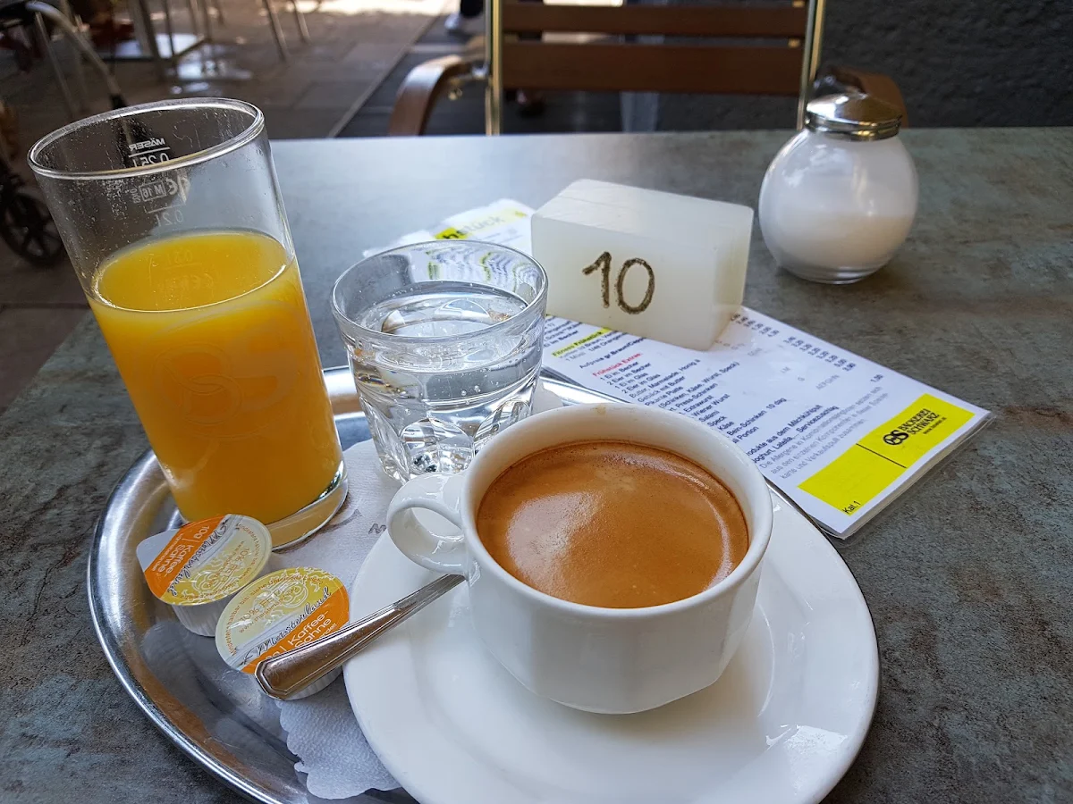 Verlängerter Schwarzer Fresh Orangejuice