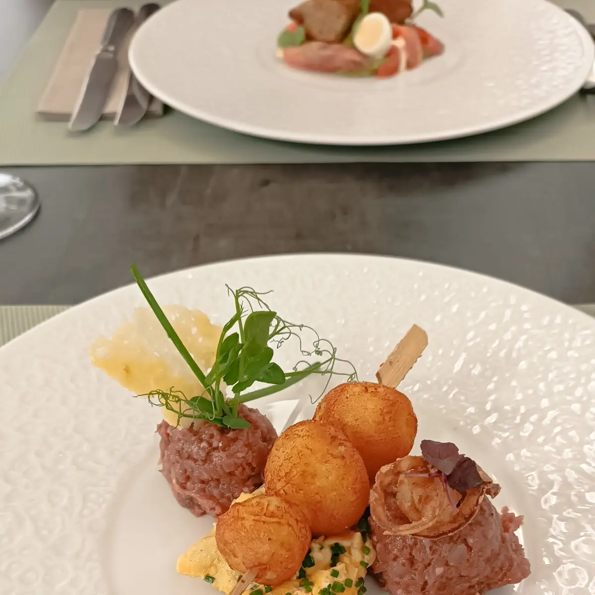 Beef Tartare Mit Chili-bratkartoffelspieß Und Schnittlauch-eierspeis
