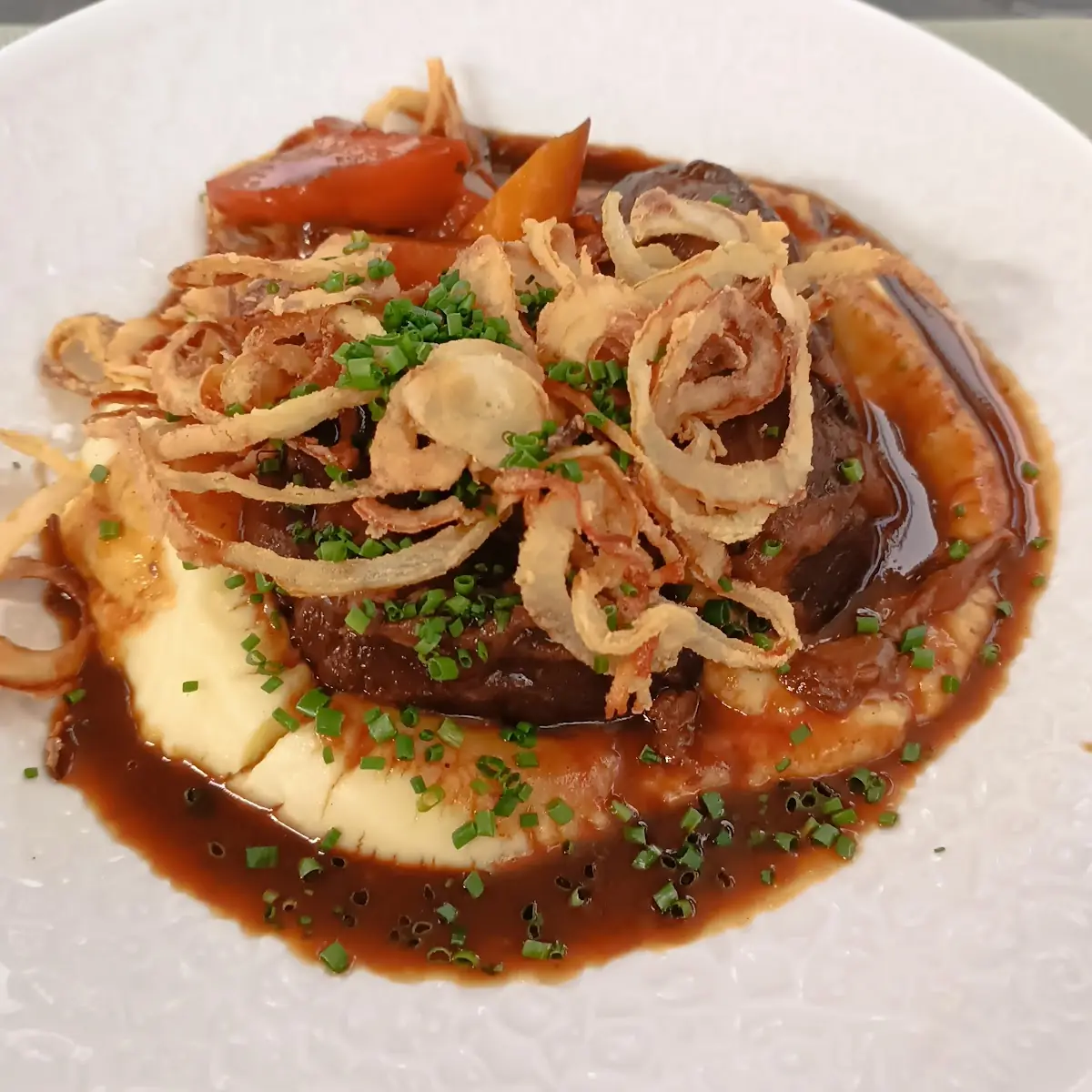 Geschmorte Kalbsbackerl Mit Nussbutter-kartoffelpüree Und Schmorgemüse