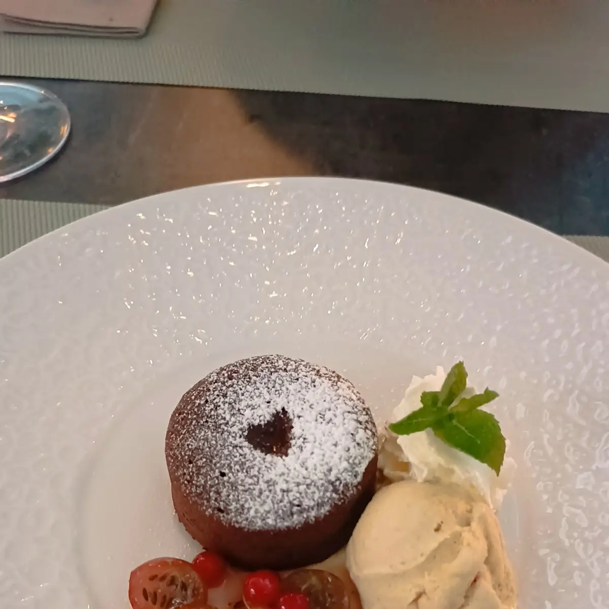 Schokokuchen Mit Flüssigem Kern Und Cognac-steinpilzeis