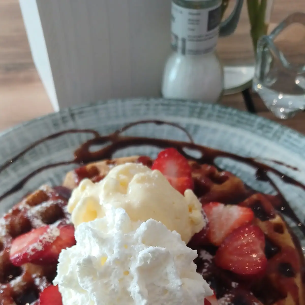 Waffel Mit Erdbeeren Vanilleeis Und Sahne