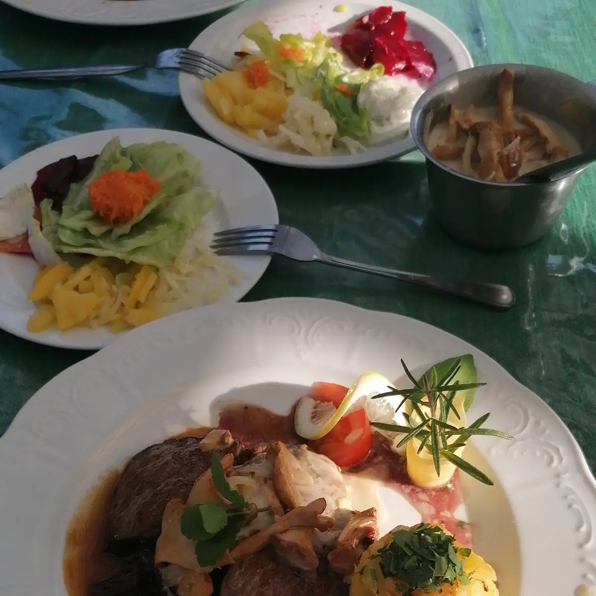 Filet Vom Schmaltier Jungreh Mit Kartoffelrösti Rotkraut Und Schwammerlsauce