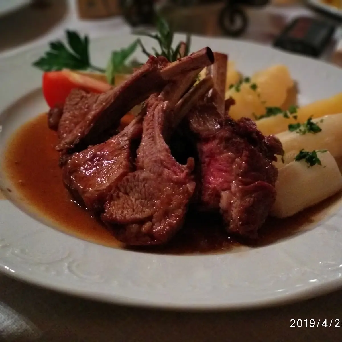 Lammröschen Mit Spargel Und Erdäpfel