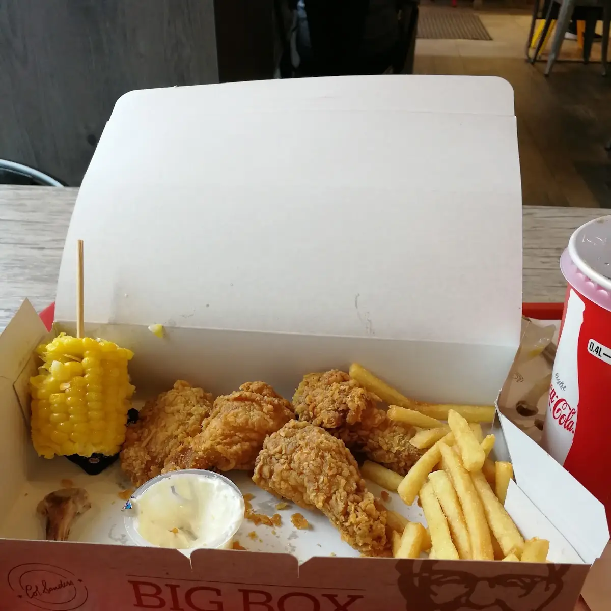 Hot Wings Mit Pommes Und Mais