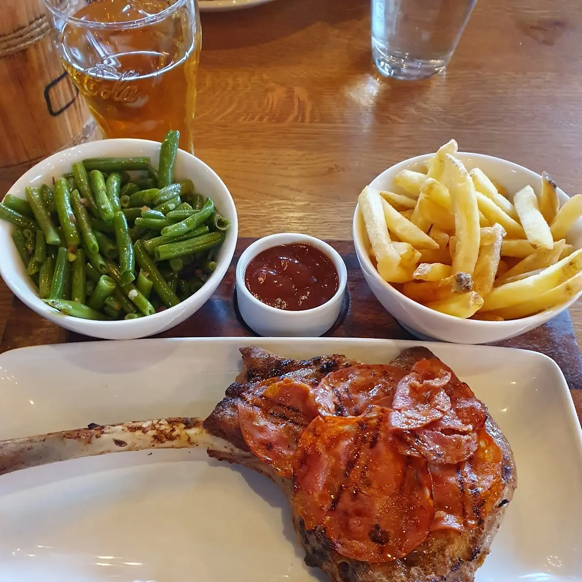 Thomahawk Mit Pommes Und Speckbohnen