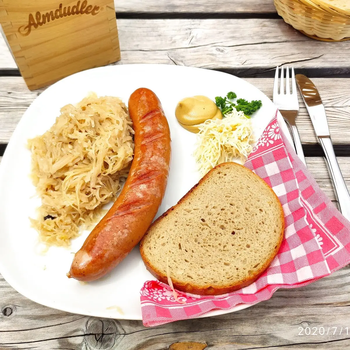 Hauswurst Mit Sauerkraut