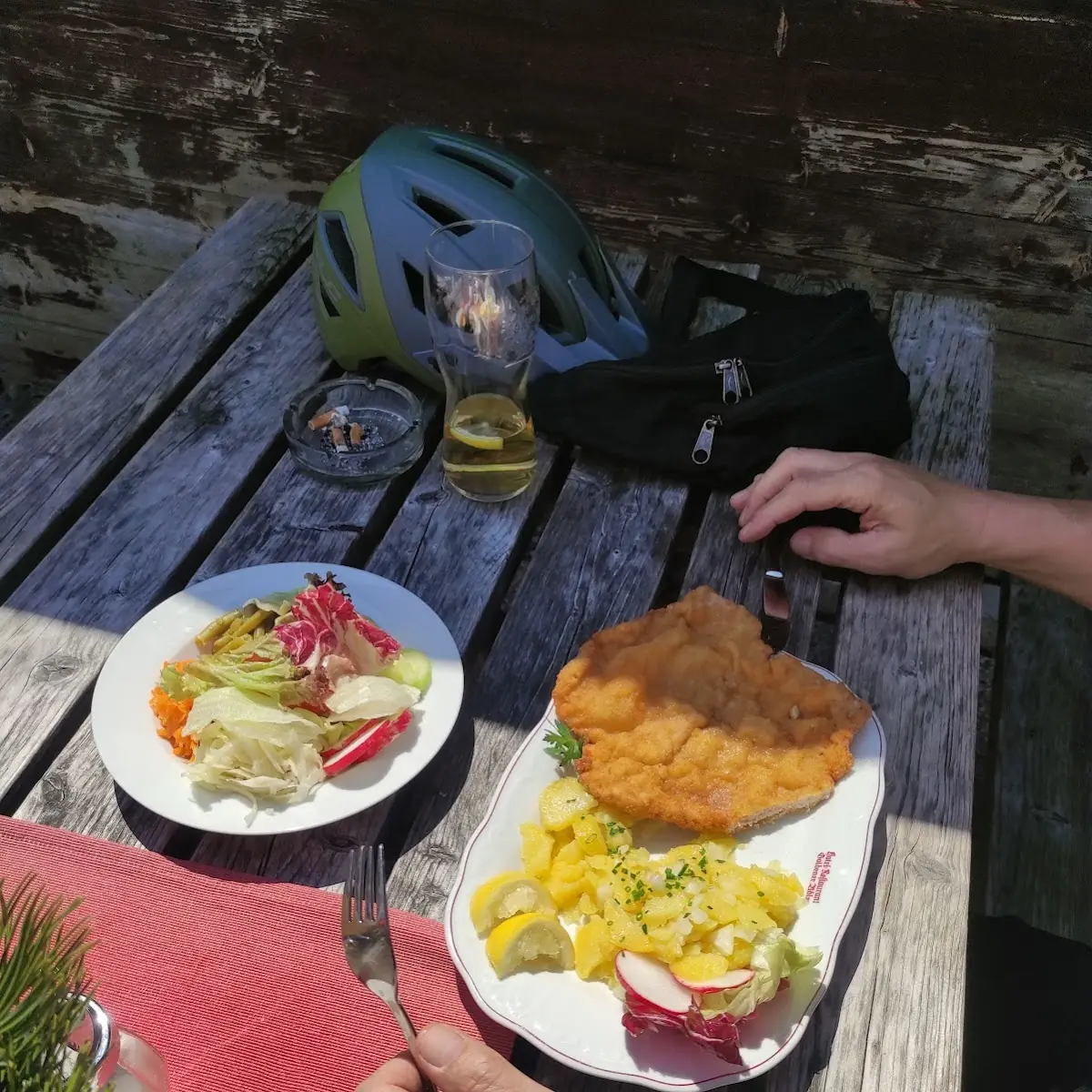 Schnitzel Mit Kartoffelsalat Und Gemischter Salat