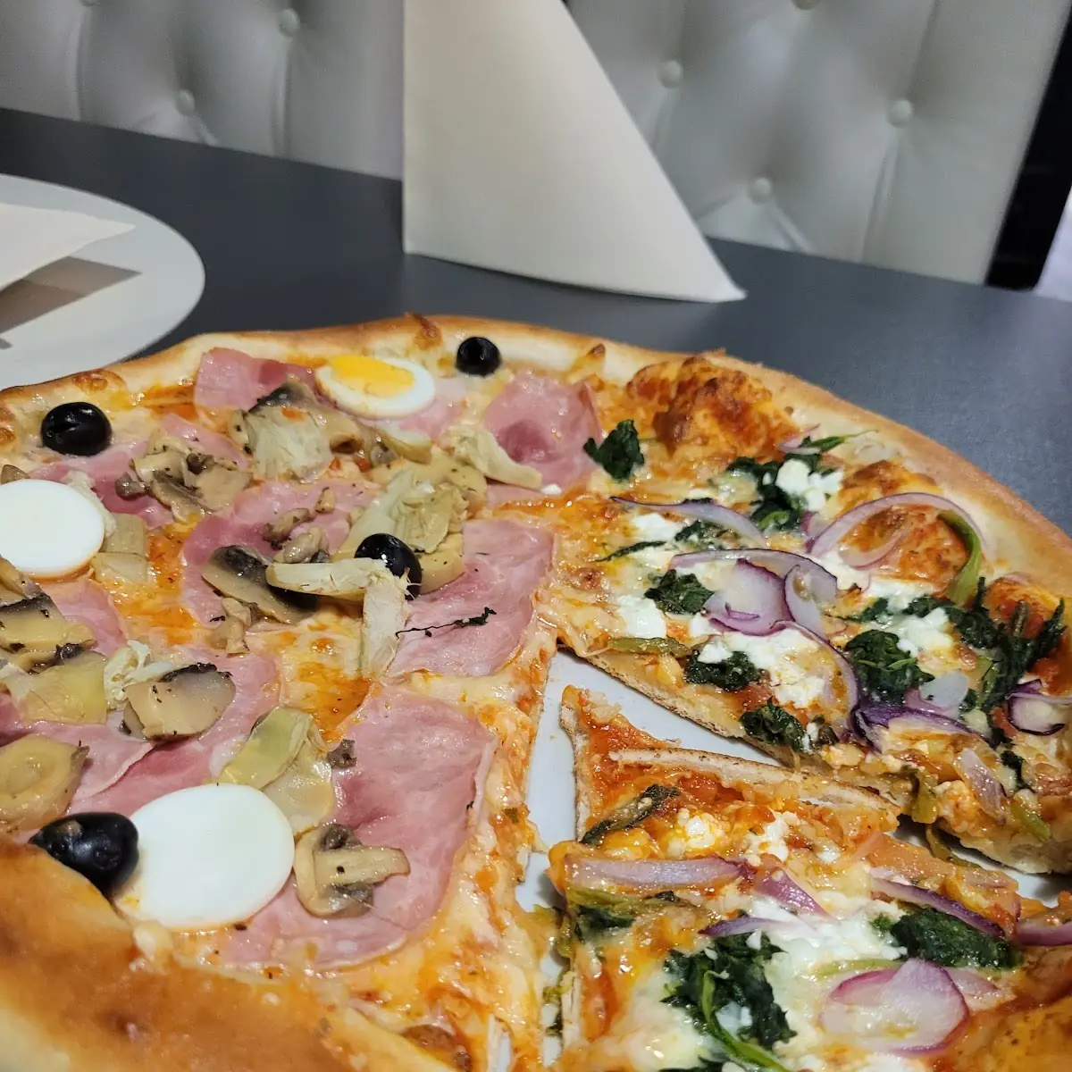 Eine Gemischte Pizza Hälfte Mit Spinat Und Käse Hälfte Rustikana